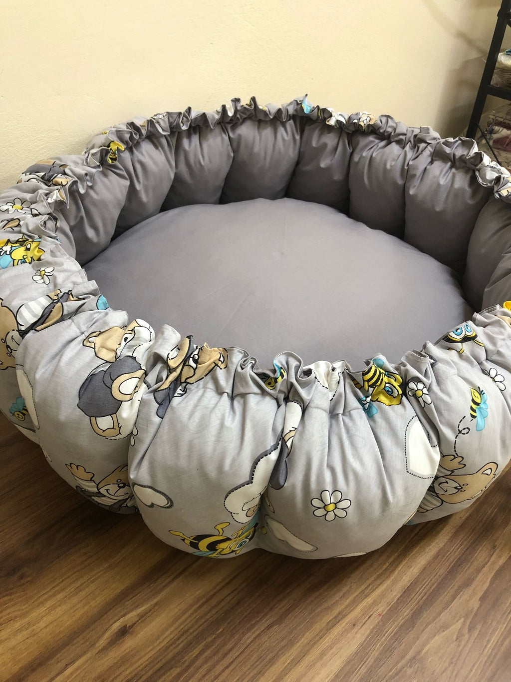 GRİ-AYICIK DESENLİ BEBEK YATAĞI , OYUN MİNDERİ