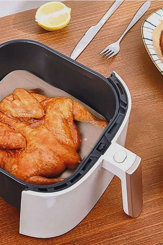 50 Adet Air Fryer Pişirme Kağıdı Tek Kullanımlık Yağ Su Geçirmez Yapışmaz Deliksiz Düz Kare Model - UcuzaGeliyor