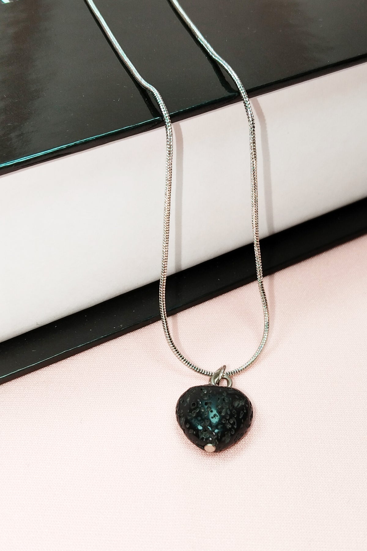 Lav Taşı Doğal Taşı Zincirli El Yapımı Kolye Uç: 1,5 cm Zincir: 20 cm Kutulu