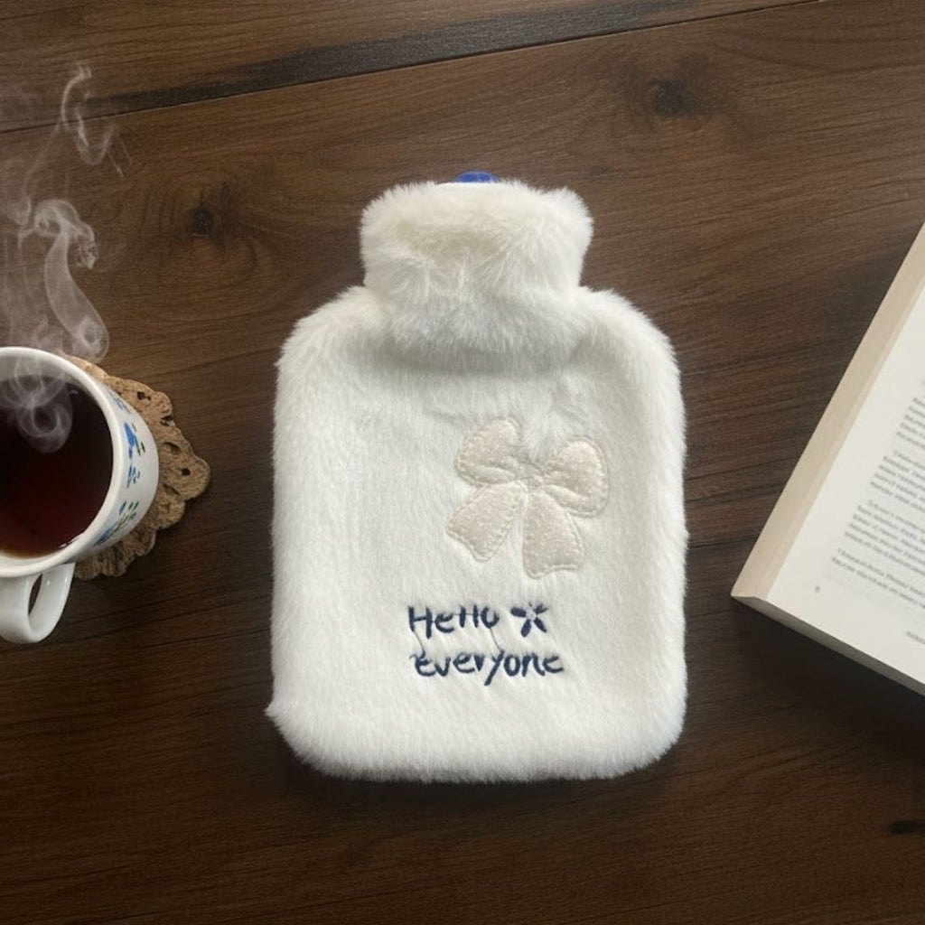 Hello Everyone Yazılı Kurdeleli Beyaz Peluş Sıcak Su Torbası 1 Lt - Yumuşak Kılıf, Uzun Süre Sıcak Tutan Termal Su Torbası