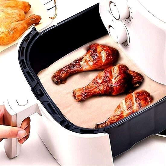 50 Adet Air Fryer Pişirme Kağıdı Tek Kullanımlık Yağ Su Geçirmez Yapışmaz Deliksiz Düz Kare Model - UcuzaGeliyor