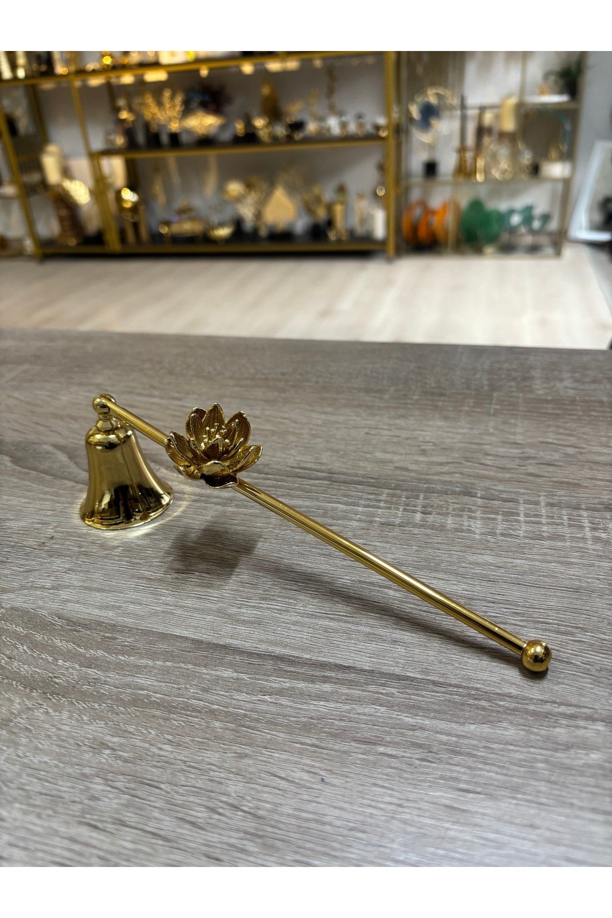 NİLÜFER ÇİÇEKLİ MUM SÖNDÜRÜCÜ-GOLD