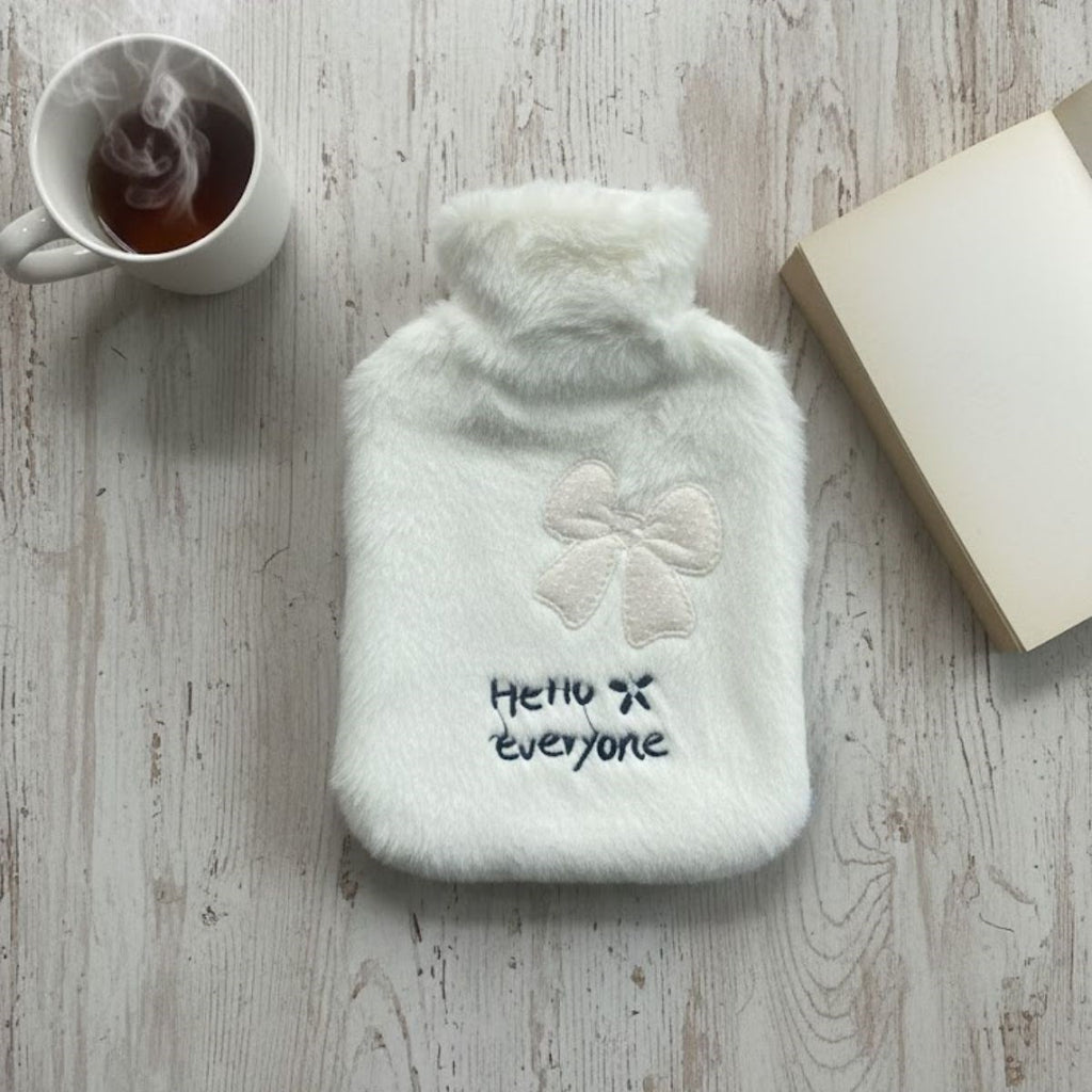 Hello Everyone Yazılı Kurdeleli Beyaz Peluş Sıcak Su Torbası 1 Lt - Yumuşak Kılıf, Uzun Süre Sıcak Tutan Termal Su Torbası