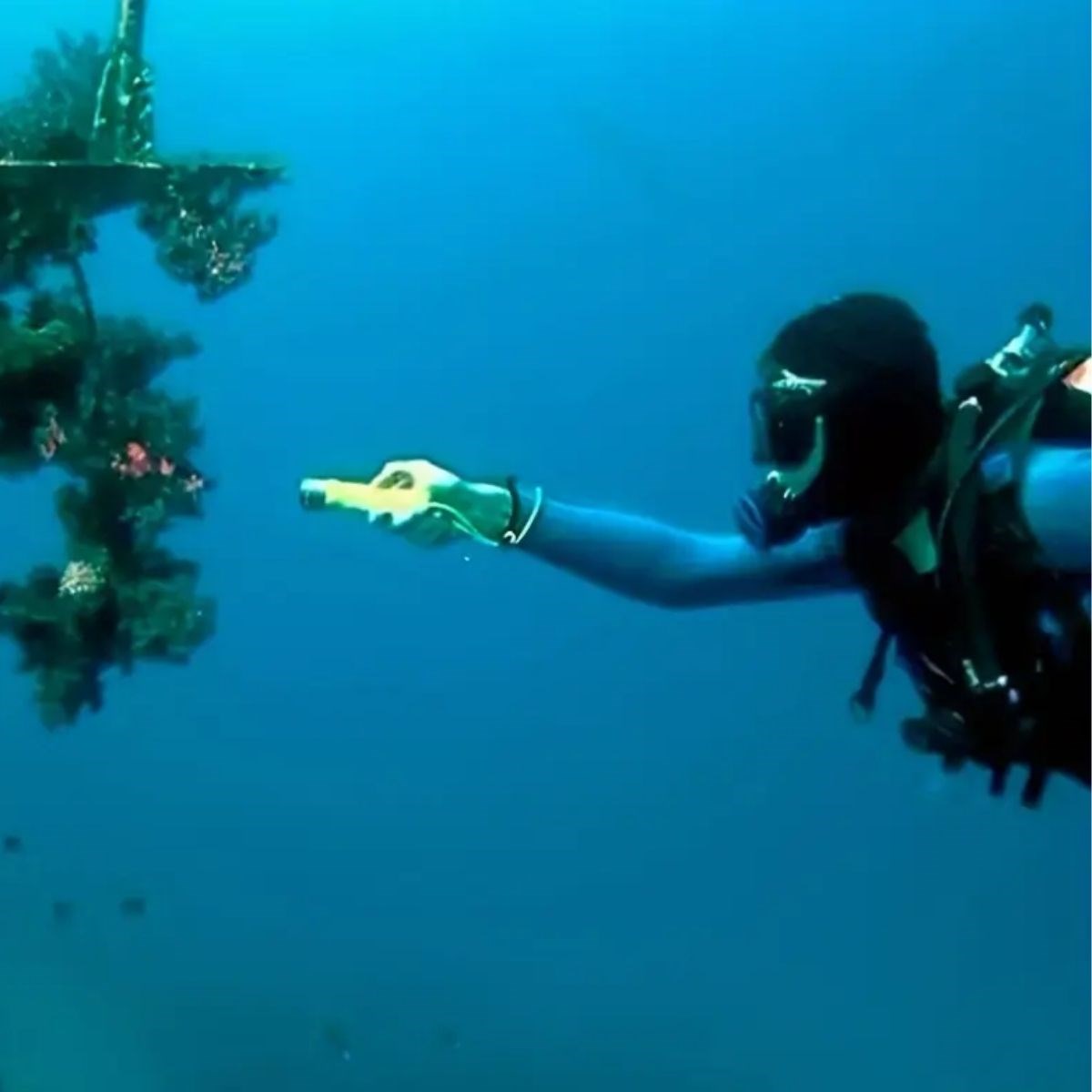 BUFFER® Süper Parlak LED Su Altı Dalış Feneri - Taşınabilir, Su Geçirmez ve Darbeye Dayanıklı El Feneri - UcuzaGeliyor