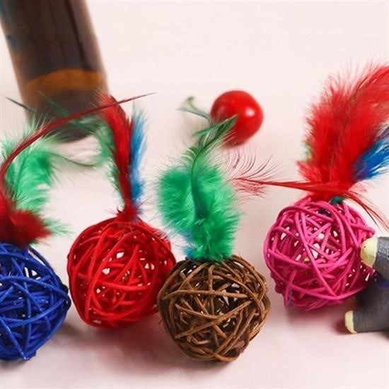 BUFFER® 2li Rattan Renkli Peluş Tüy Kedi Köpek Oyuncak Yakalama Çiğneme Çıngıraklı Top Oyuncağı - UcuzaGeliyor
