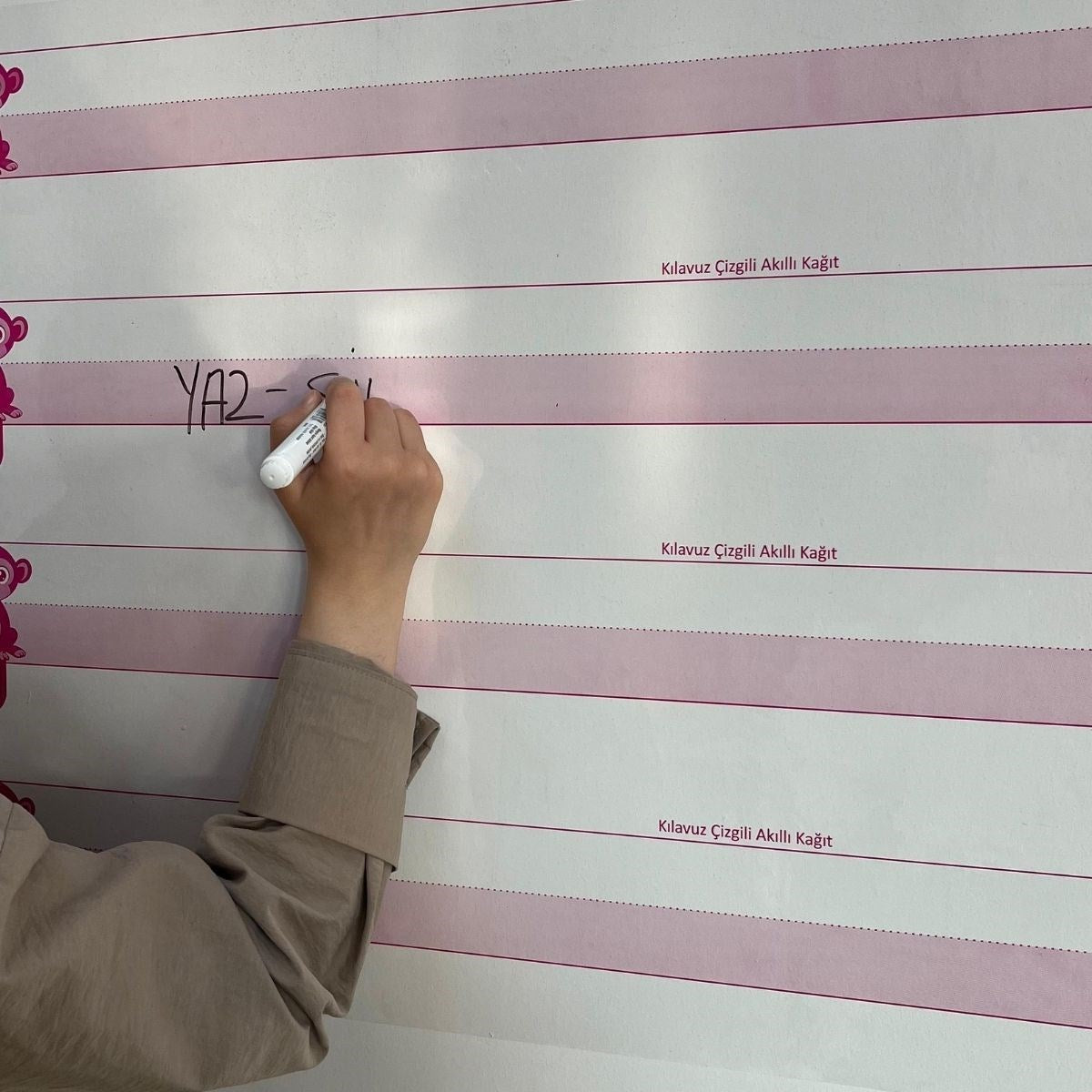 GENEL® Kılavuz Çizgili Akıllı Kağıt Yazı Tahtası Duvarda İz Bırakmaz Statik Yeni Müfredata Uygun 100x56cm - UcuzaGeliyor