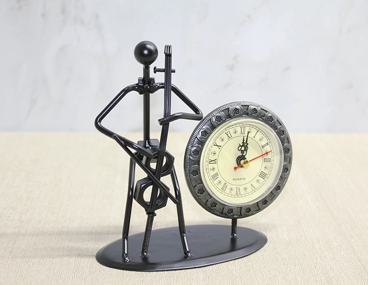 Metal Saatli Keman Çalan Müzisyen Alk4333