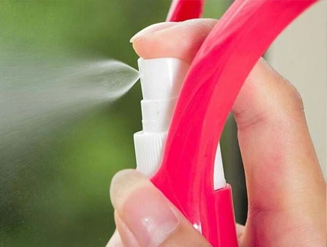 Su Hazneli Ve Spreyli Cam Silme Aparatı